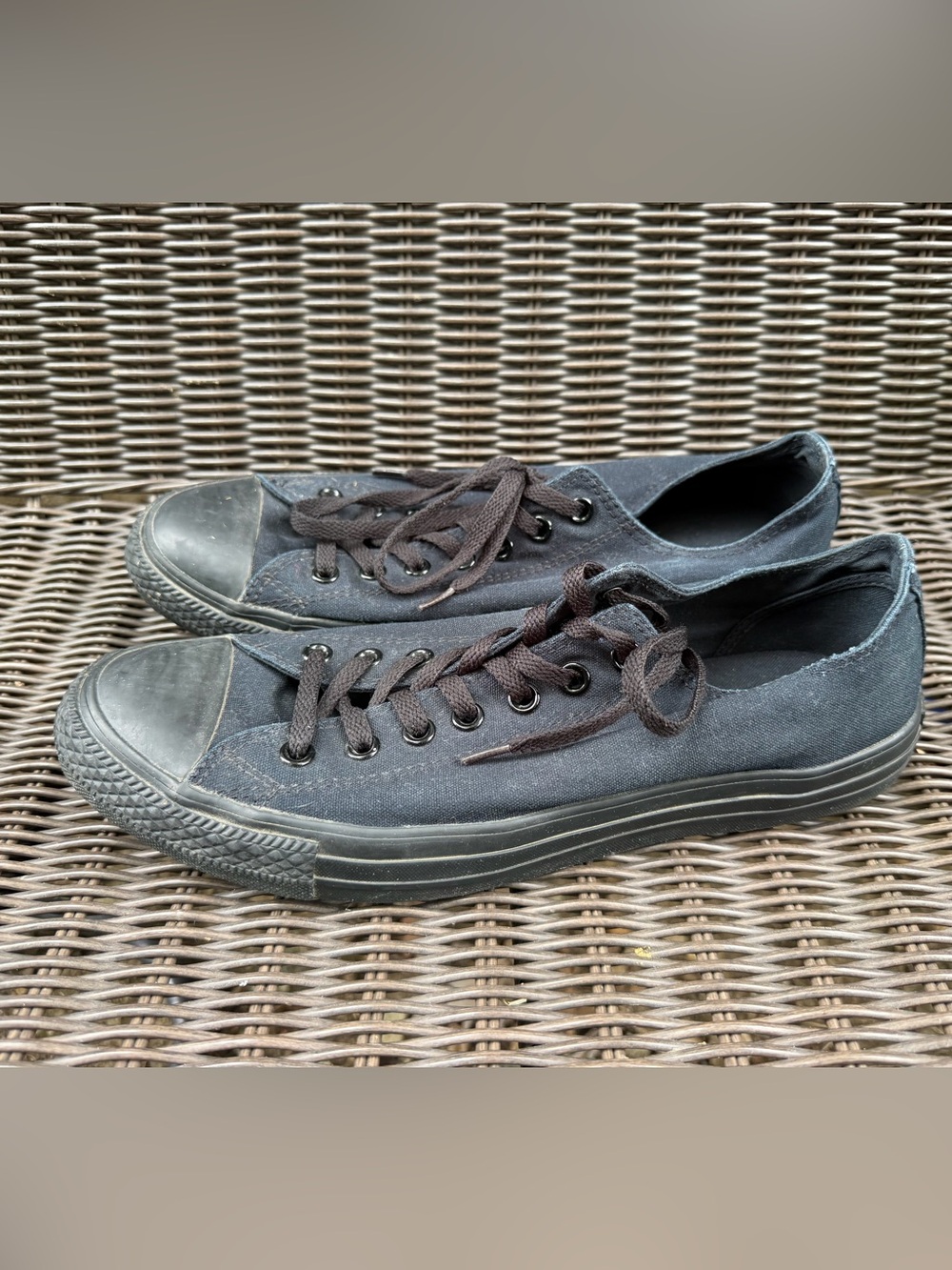 Converse Chuck Taylor All Star Low Top men’s size 10 all Black Sneakers